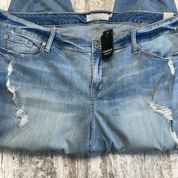 Torrid NWT Classic Verona Destructed Ankle Skinny Jeans Size 24 - Picture 2 of 11